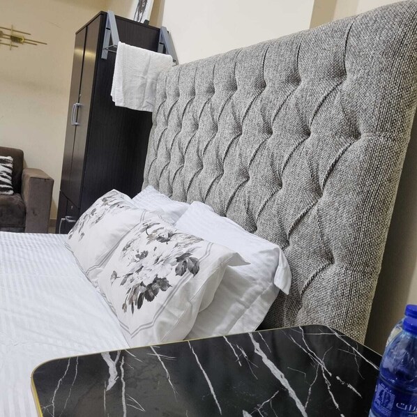 2 bedrooms, iron/ironing board, WiFi