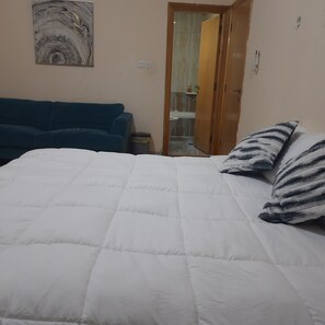 2 bedrooms, iron/ironing board, WiFi