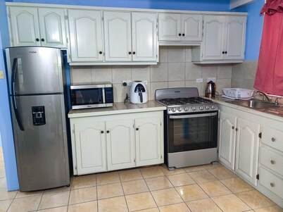 Charming 2-bedroom Apartment with WiFi and AC in Upper, Bath Estate.