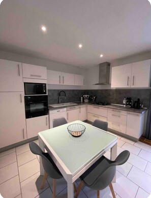Micro-ondes, four, plaque de cuisson, lave-vaisselle