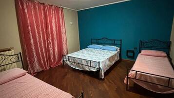 8 chambres, fer et planche à repasser, Wi-Fi, draps fournis