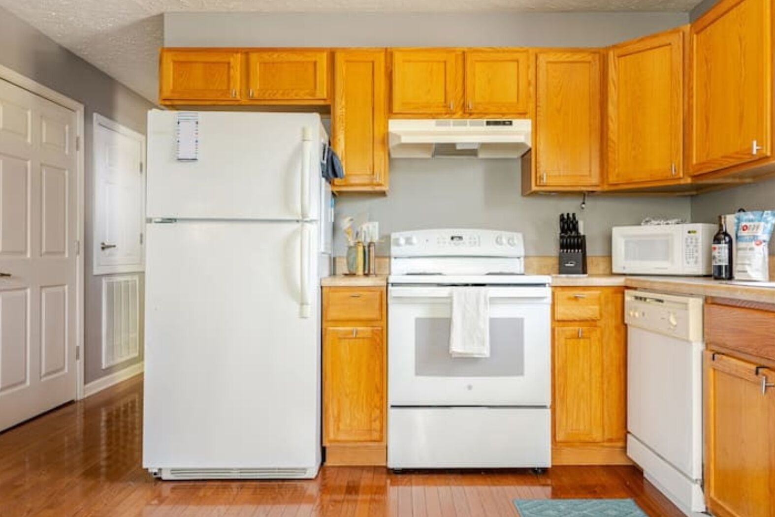 Micro-ondes, four, plaque de cuisson, lave-vaisselle