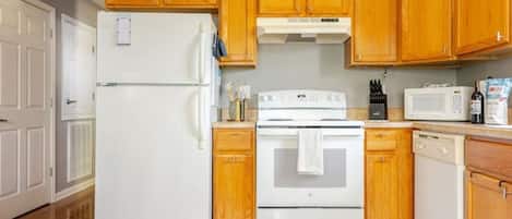 Mikrovågsugn, ugn, spishäll och diskmaskin