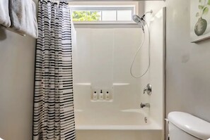 Haartrockner, Handtücher, Seife, Toilettenpapier