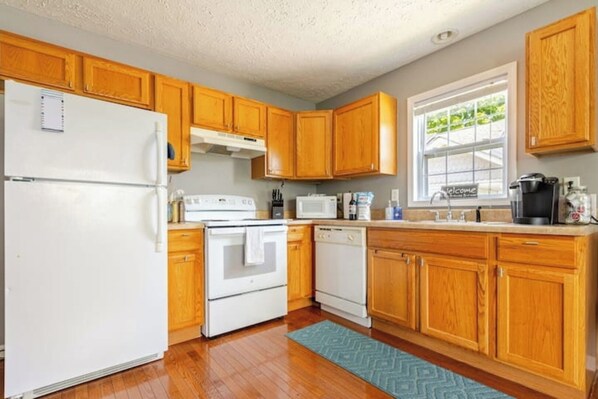 Mikrowelle, Ofen, Herdplatte, Geschirrspüler