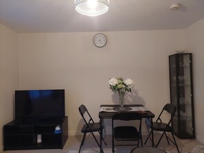 Dining - 2-bed ground-floor flat in Loughbrough, UK. Free parking, WiFi, Smart TV (Loughbrough)