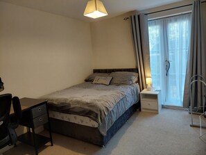 2 bedrooms, desk, iron/ironing board, free WiFi - 2-bed ground-floor flat in Loughbrough, UK. Free parking, WiFi, Smart TV (Loughbrough)