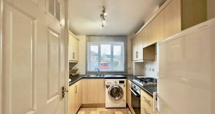 2-bed ground-floor flat in Loughbrough, UK. Free parking, WiFi, Smart TV