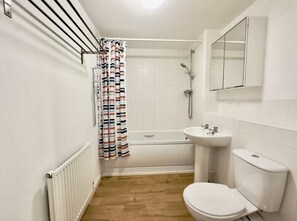 Hair dryer, towels, toilet paper - 2-bed ground-floor flat in Loughbrough, UK. Free parking, WiFi, Smart TV (Loughbrough)