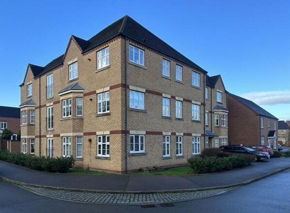 Exterior - 2-bed ground-floor flat in Loughbrough, UK. Free parking, WiFi, Smart TV (Loughbrough)