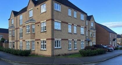 2-bed ground-floor flat in Loughbrough, UK. Free parking, WiFi, Smart TV