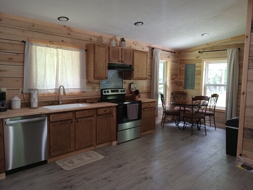 Cozy cabin in tranquil Dunlap with WiFi. Close to Fall Creek Falls state park.