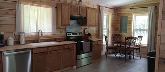 Cozy cabin in tranquil Dunlap with WiFi. Close to Fall Creek Falls state park.
