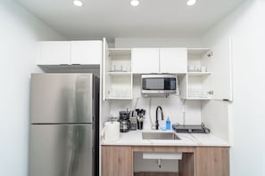Réfrigérateur, micro-ondes, plaque de cuisson, cafetière/bouilloire