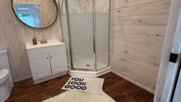Douche, serviettes fournies, savon, papier toilette