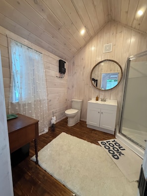 Een douche, handdoeken, zeep, toiletpapier