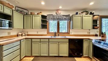 Cabin, 3 phòng ngủ | Bếp riêng | Tủ lạnh, lò nướng, dụng cụ pha cà phê/trà, lò nướng bánh mì