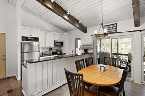 콘도, 침실 3개 | 다이닝