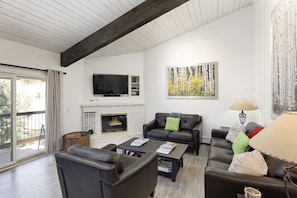 Condo, 3 Bedrooms | Living area