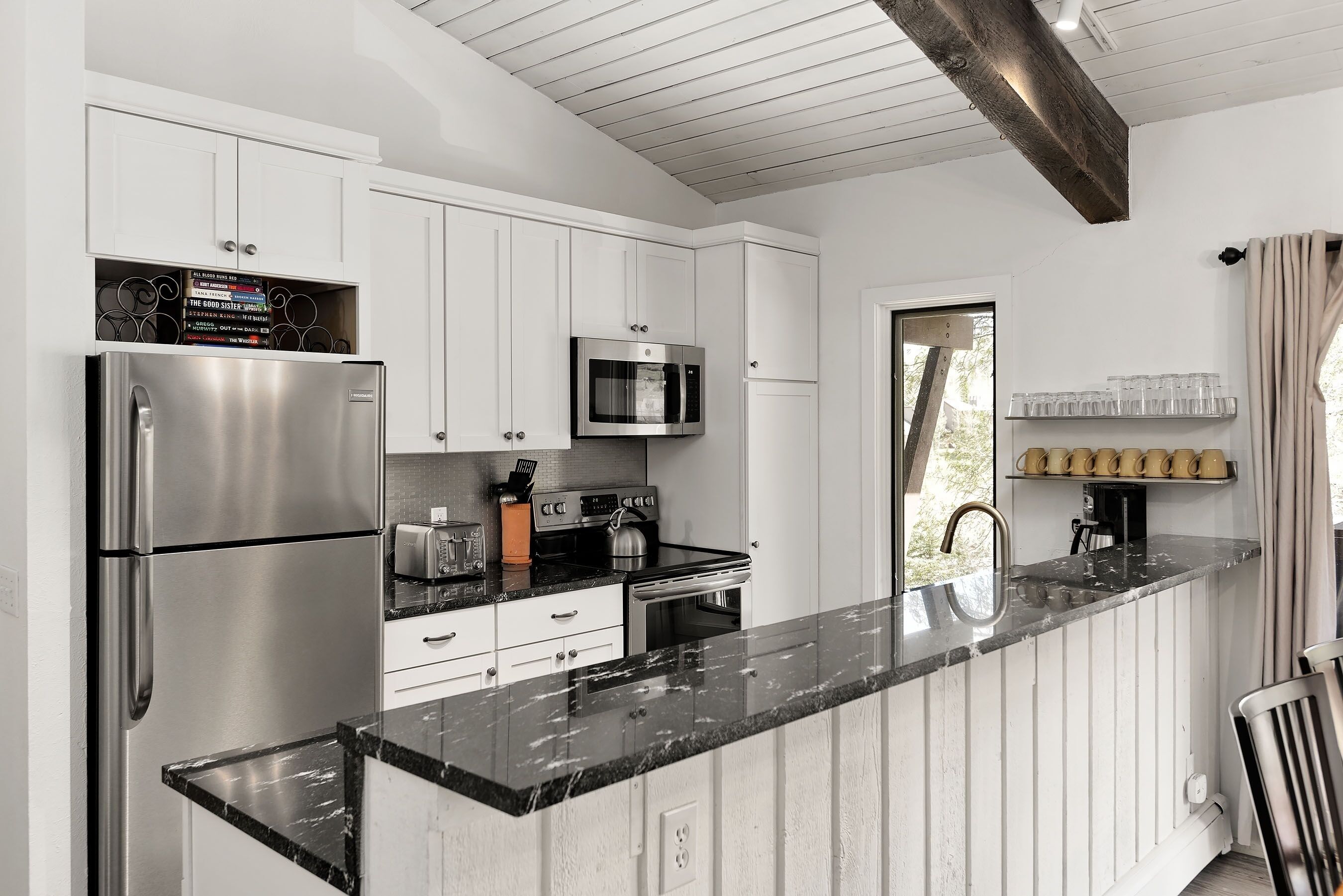 Refrigerador, horno, cafetera/tetera, tostadora