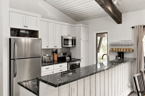 Apartamento, 3 habitaciones | Cocina privada | Frigorífico, horno, cafetera o tetera y tostadora