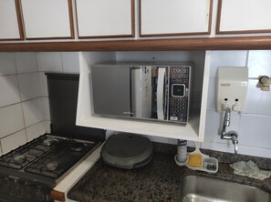 Een koelkast, een microgolfoven, een oven, een kookplaat
