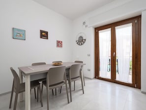 Apartamento conforto, sacada, vista para a cidade | Cozinha privada | Geladeira grande, micro-ondas, cooktop, máquina de café expresso