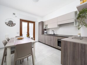 Comfort appartement, balkon, uitzicht op de stad | Privékeuken | Een koelkast met diepvriezer, een microgolfoven, een kookplaat