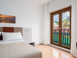 Comfort appartement, balkon, uitzicht op de stad | Donsdekens, een bureau, een laptopwerkplek, verduisterende gordijnen