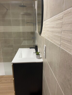 Bathroom - T2 apartment in condominium (Villa) with pool access (Fréjus)