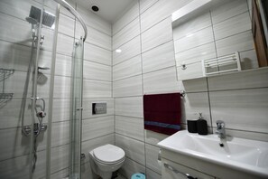Haartrockner, Handtücher, Seife, Toilettenpapier