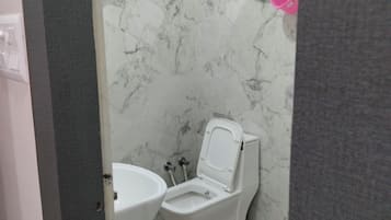 Deluxe Room | Bathroom | Shower, free toiletries, towels, soap