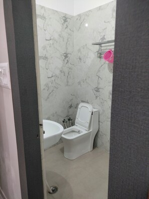 豪華客房 | 浴室 | 淋浴設備、免費盥洗用品、毛巾、肥皂