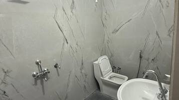 غرفة ديلوكس | حمام | تجهيزات دش، مستلزمات مجانية للعناية الشخصية، مناشف، صابون