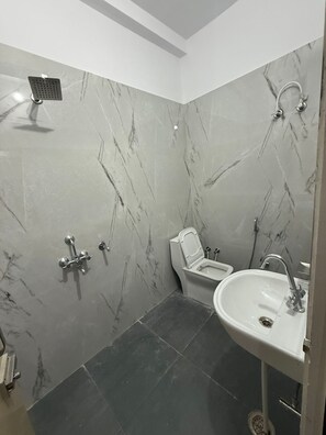 Deluxe Room | Bathroom | Shower, free toiletries, towels, soap - Hotel Pravas Inn  (Lucknow)