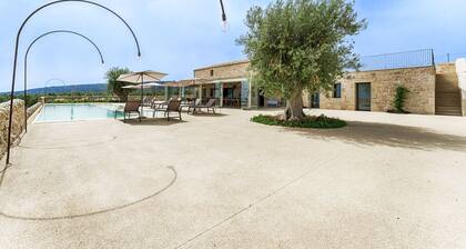 Panoramic villa for 22 guests:large garden, infinity pool and spacious veranda