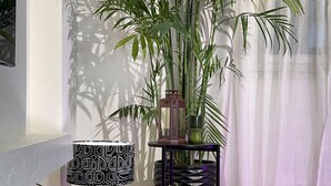A room with a large potted plant, a patterned lamp, and a rug. - The Ground-floor Gem - Zahraa Al Maadi (Cairo Governorate)