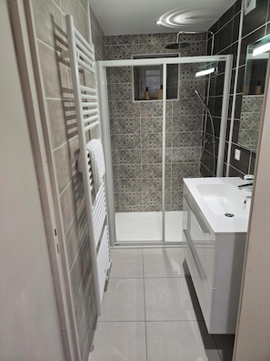 Regadera, amenidades de baño gratuitas, secadora de cabello, toallas