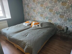 4 bedrooms, iron/ironing board, WiFi, bed sheets