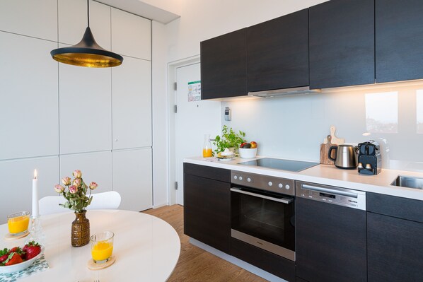 Fridge, oven, dishwasher, coffee/tea maker