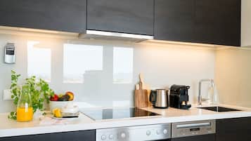 Kühlschrank, Ofen, Geschirrspüler, Wasserkocher mit Kaffee-/Teezubehör