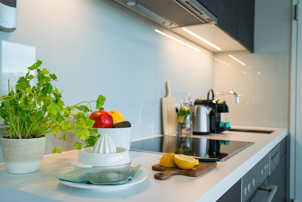 Fridge, oven, dishwasher, coffee/tea maker