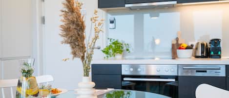 Fridge, oven, dishwasher, coffee/tea maker