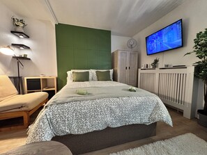1 dormitorio, tabla de planchar con plancha, wifi y ropa de cama