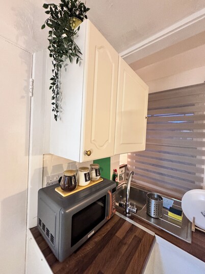 Serene Green Theme Studio Home in the Heart of Finsbury Park