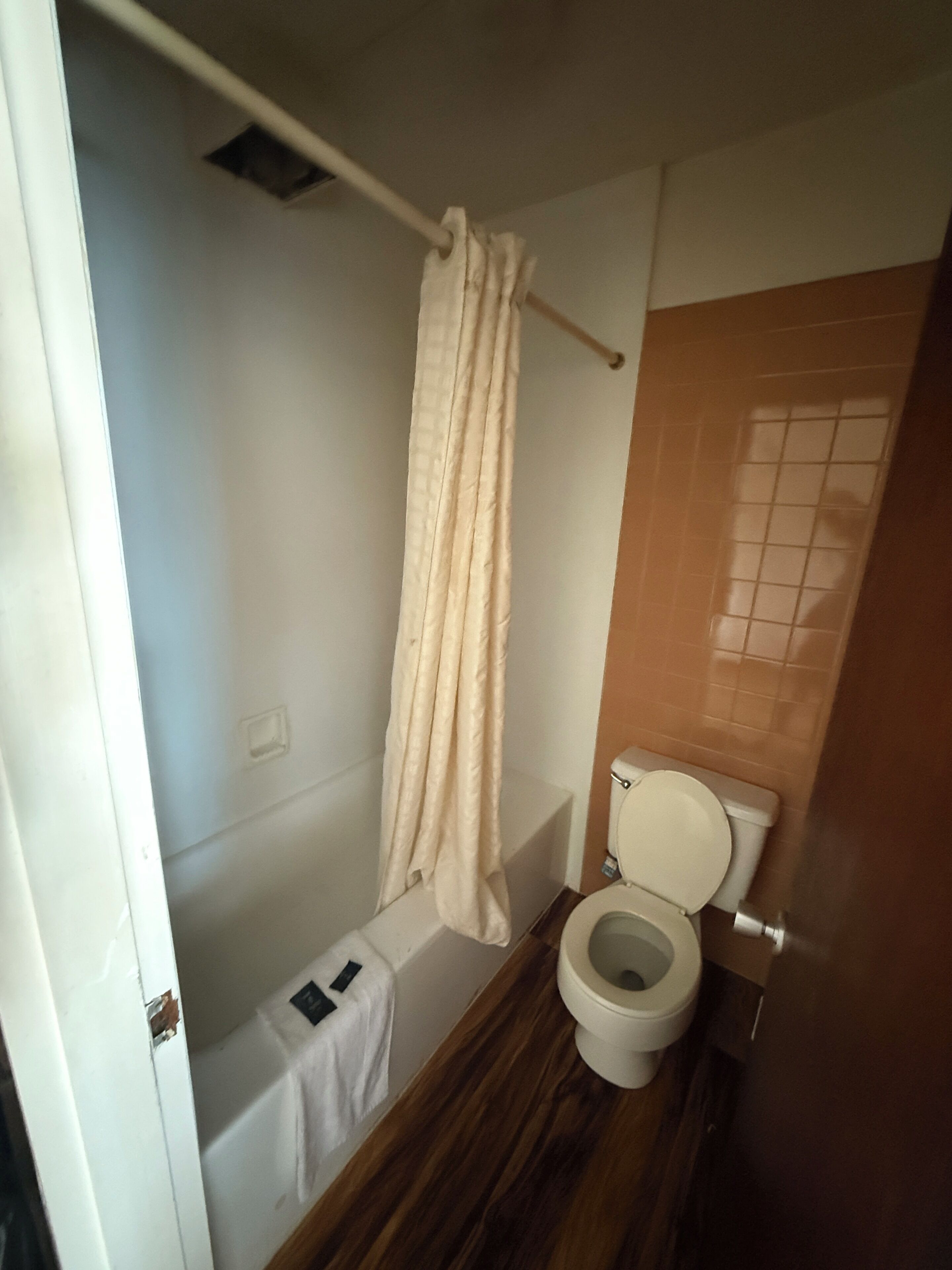 Room, 1 King Bed, Smoking, City View | Bathroom | Combined shower/bathtub, free toiletries, towels, soap