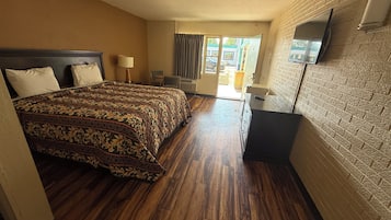 Room, 1 King Bed, Smoking, City View | Free WiFi