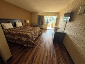 Habitación, 1 cama King size, para fumadores, vista a la ciudad | Wifi gratis 