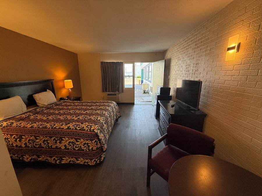 Room, 1 King Bed, Smoking, City View | Free WiFi