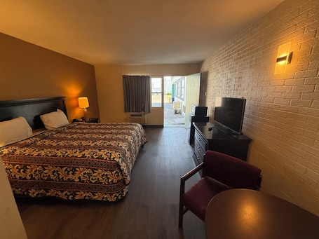 Room, 1 King Bed, Smoking, City View. ECONOMY INN